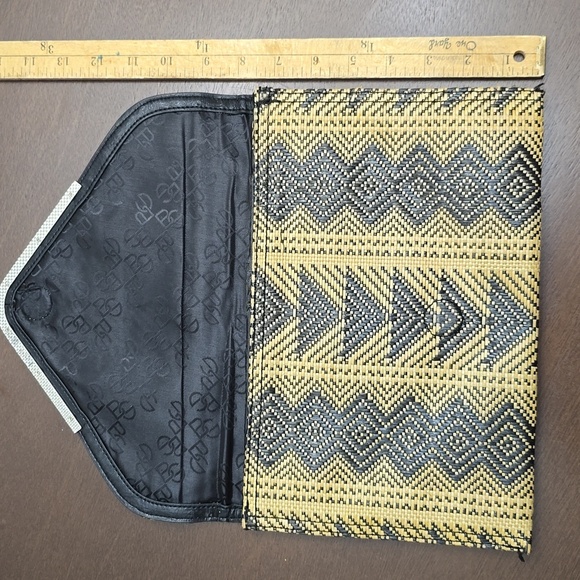 BCBG Woven Clutch with Geometric Pattern black & Tan - Picture 3 of 4